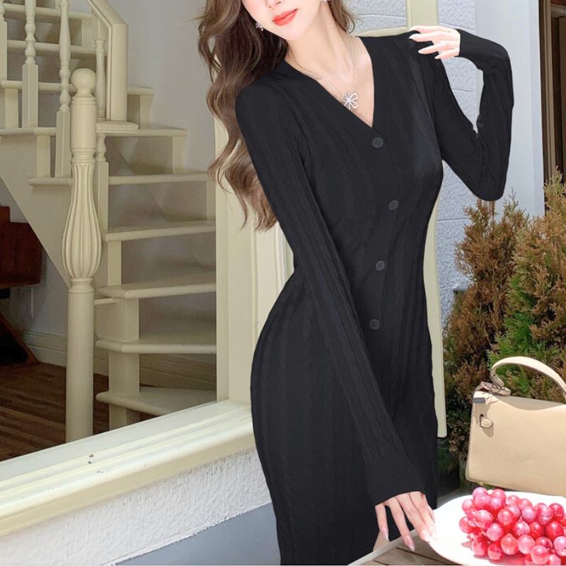 ブラックのフロントボタンケーブルニットワンピースの上半身着用イメージ