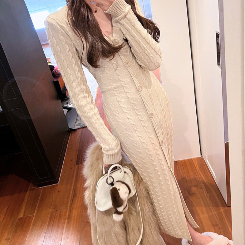 アイボリーのスリット入りニットワンピースを室内で着用した着用イメージ