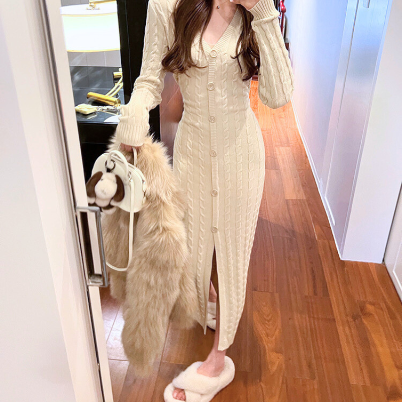 アイボリーのフロントボタンニットワンピースを鏡越しで見せた着用イメージ