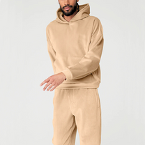 ベージュカラーのベロアパーカー正面立ち姿