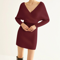 30代女性におすすめの深Vクロスリブニットワンピース。ワインレッドの上品な色気で男ウケ・デート服にも最適なミニ丈デザイン。