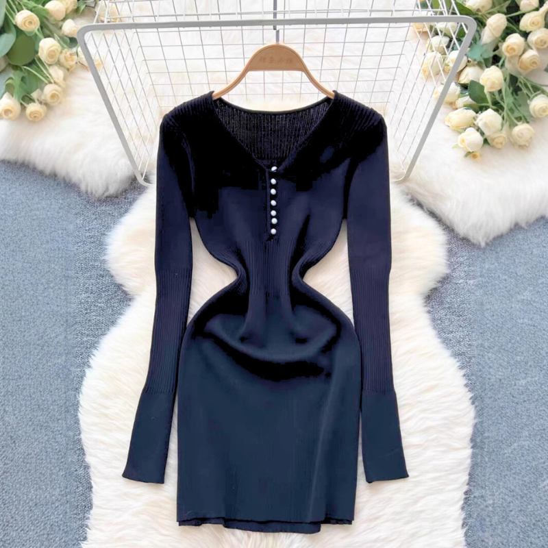 黒リブニットミニワンピース前からのシルエット