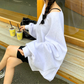 ライトグレーのスウェットワンピース着用（ベンチ・リラックス）