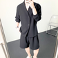 黒のセットアップをシンプルに着こなすミニマルスタイル