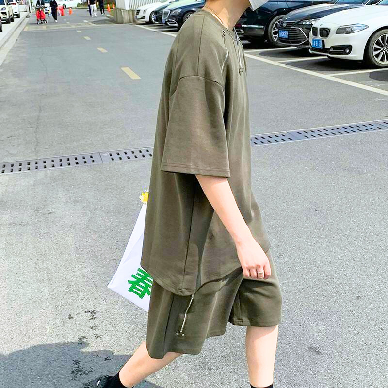 歩いているカーキセットアップ姿のサイドショット