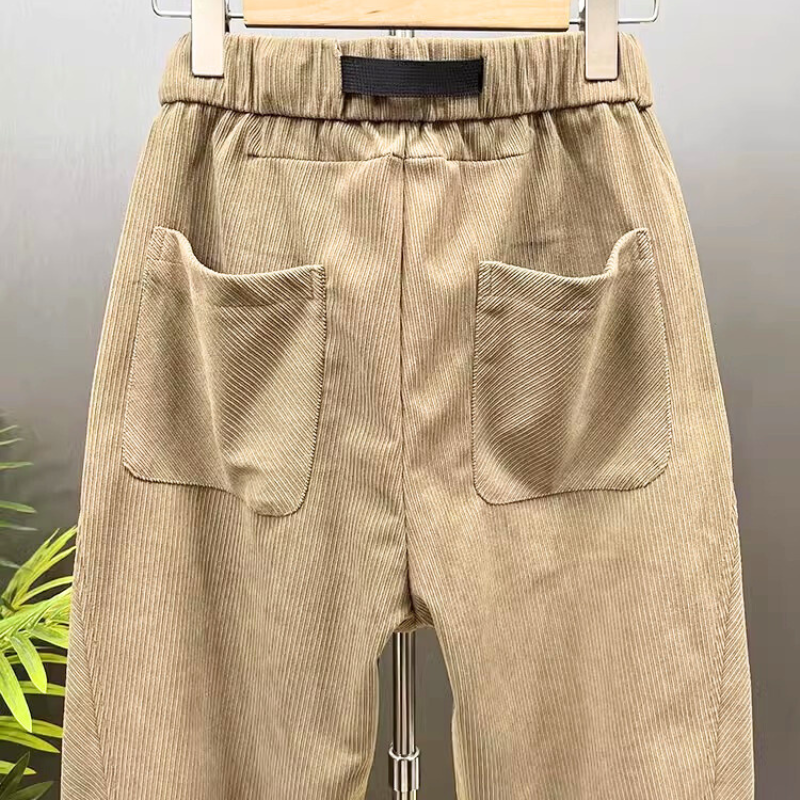 ベージュのコーデュロイジョガーパンツの背面アップ写真（ウエストベルト付き）
