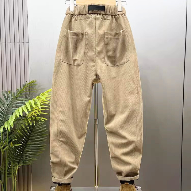 ベージュのコーデュロイジョガーパンツを背面から撮影（大きめポケット付き）