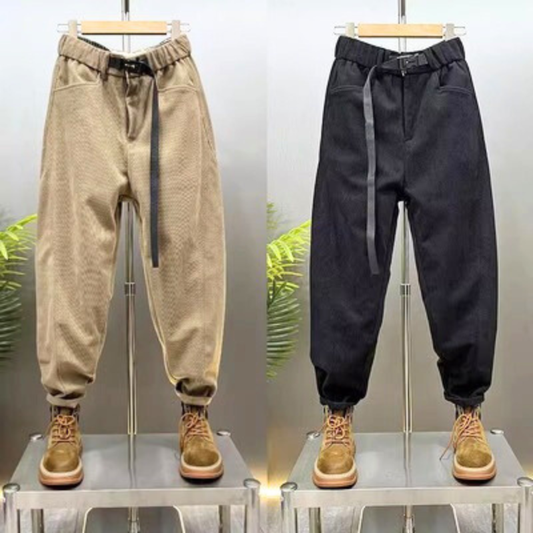 ベージュとブラックのコーデュロイジョガーテーパードパンツを正面から並べて撮影