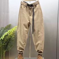 ベージュのコーデュロイジョガーパンツを正面から吊るして撮影