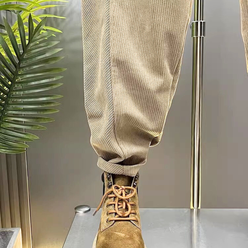 ベージュのコーデュロイジョガーパンツの裾部分アップ（リブ仕様）