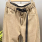 ベージュのコーデュロイジョガーパンツの正面アップ写真（ウエストベルト付き）