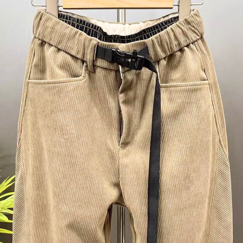 ベージュのコーデュロイジョガーパンツの正面アップ写真（ウエストベルト付き）