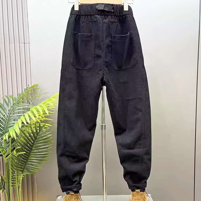 ブラックのコーデュロイジョガーパンツの背面写真（大きめポケット）