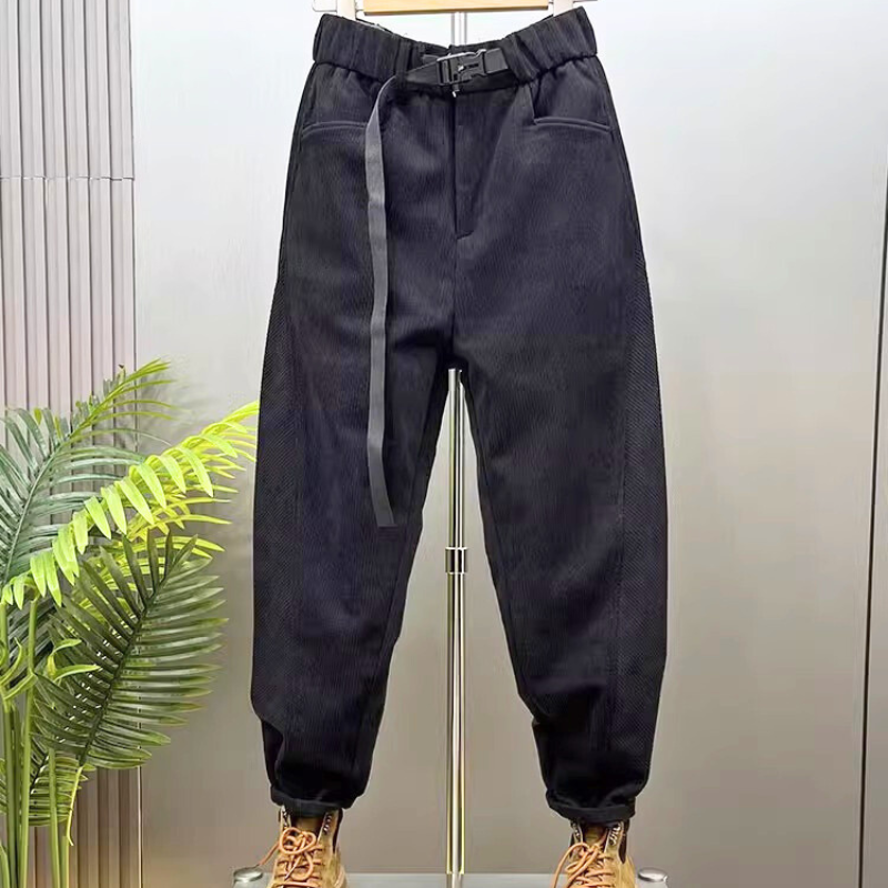 ブラックのコーデュロイジョガーパンツを正面から吊るして撮影