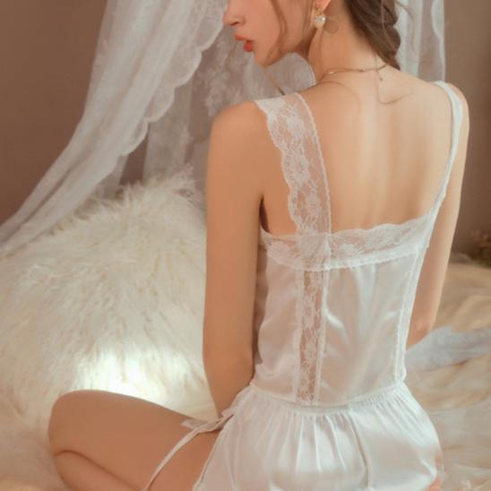 背中レースが印象的なホワイトルームウェア。上品な抜け感が魅力。