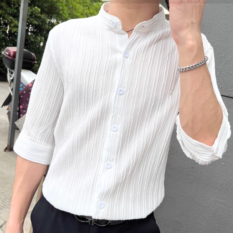 白のバンドカラーシャツと黒パンツを合わせた30代メンズのコーディネート