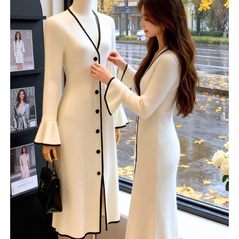 背中から見ても美シルエットな配色パイピングリブニットワンピ（後ろ姿）