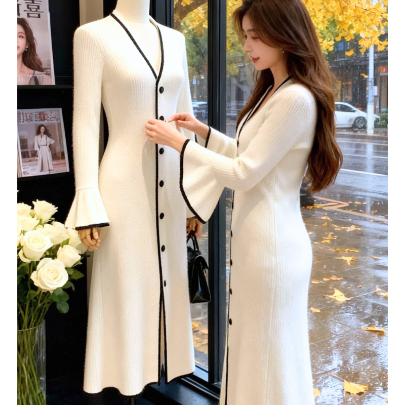 袖フレアと縦ラインが上品な配色パイピングニットワンピ（ホワイト×ブラック）