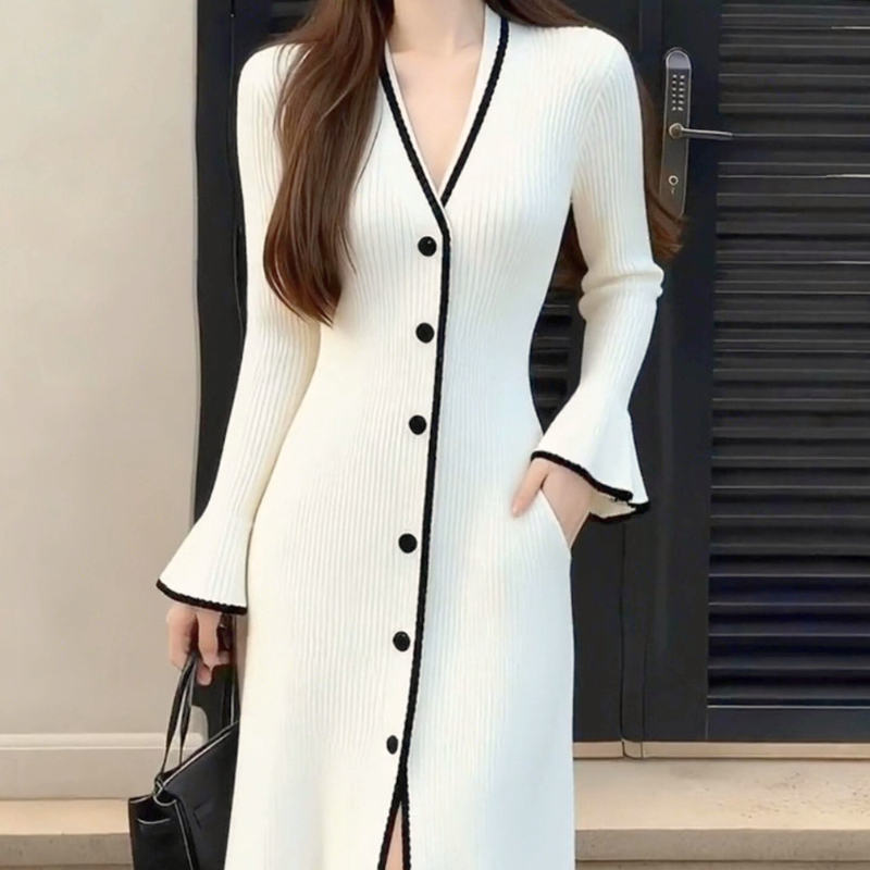 フロントボタンとVネックが大人っぽい配色パイピングニットワンピ（正面）