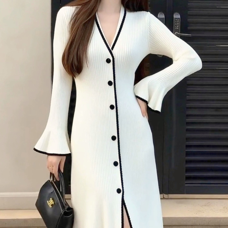 きれいめデートに映えるホワイト×ブラック配色パイピングニットワンピ（ポーズ）