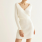 深Vネックが美しいホワイトのリブニットミニワンピース。春秋冬のデートに好印象を与える上品シルエット。