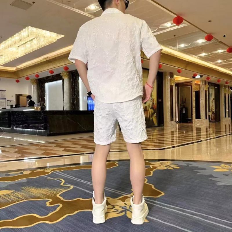 ホワイトの後ろ姿、ショーツのシルエットが見える写真