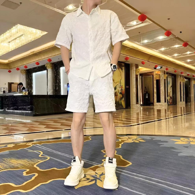ホワイトカラーを着用した男性モデル（正面）