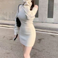 白ワンピ姿。全身スタイルが綺麗に見える。