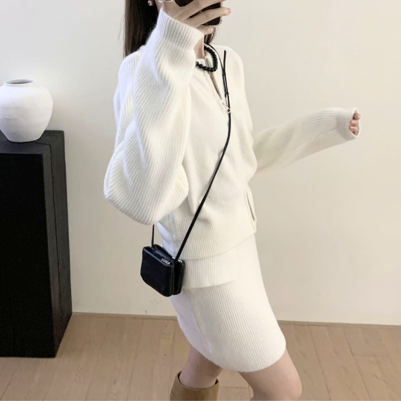 ホワイトニットセットアップの横向きシルエット