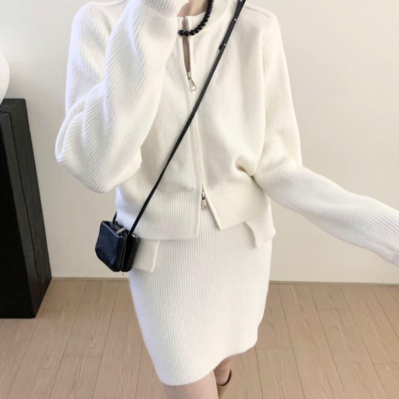 ホワイトジップアップニットの着用イメージ