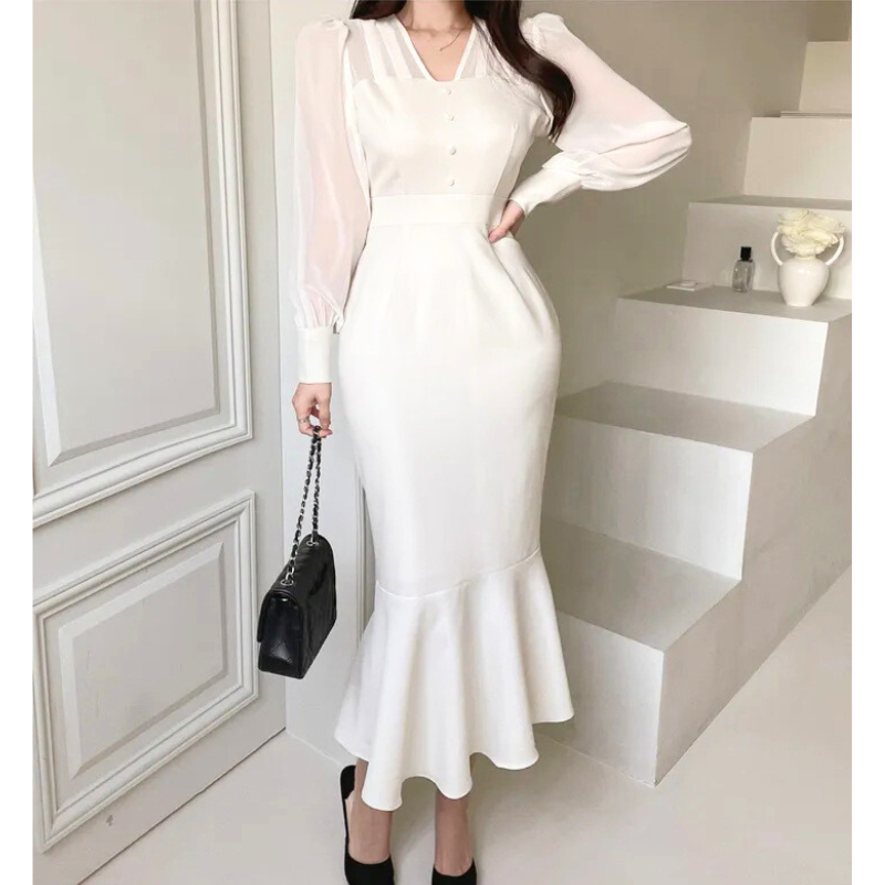 ホワイトのマーメイドラインが美しいロングワンピース全身