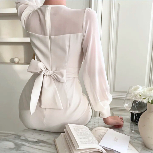 ホワイトワンピースのバックリボンデザイン