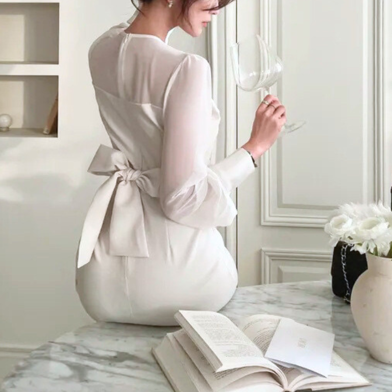 ホワイトワンピースを座って着用した清楚なコーデ