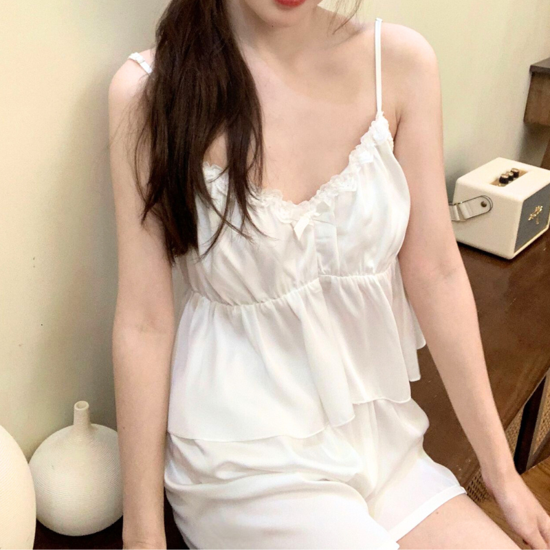 ホワイトのルームウェア フレアキャミ×ショートパンツ 胸パッド付き 大人可愛いデザイン