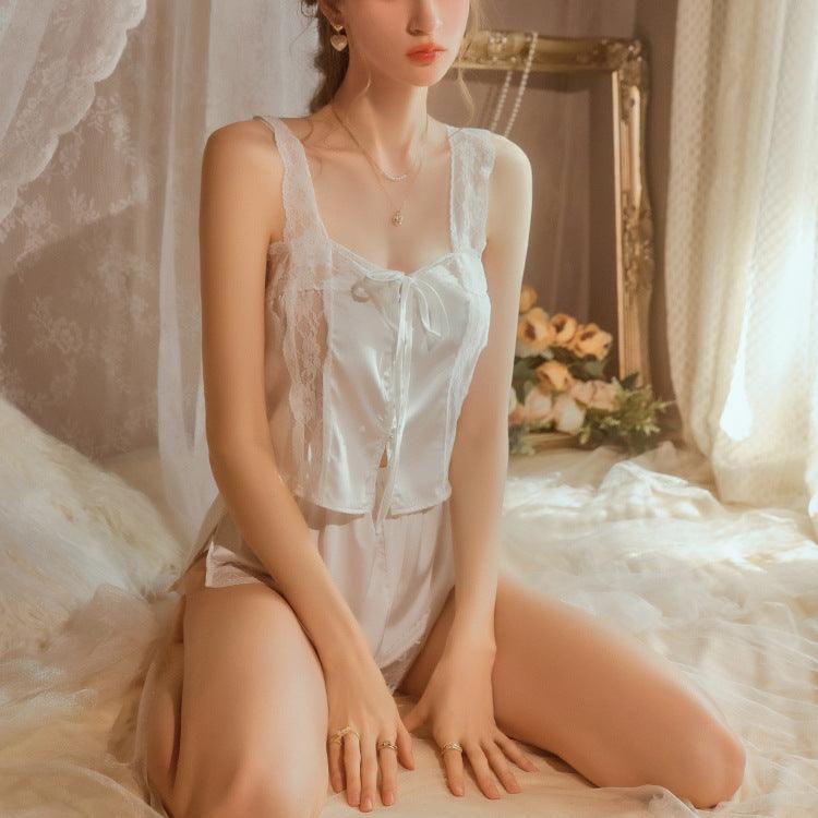 ホワイトのサテン素材が上品なキャミセットアップ。お泊まりデートにおすすめ。