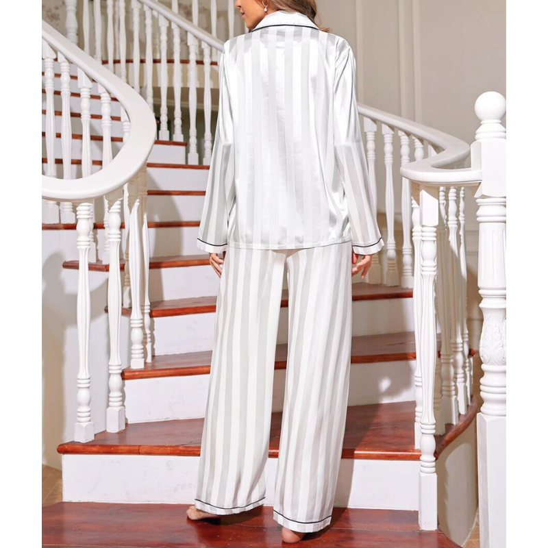 ホワイトサテンストライプパジャマ後ろ姿（階段シーン）