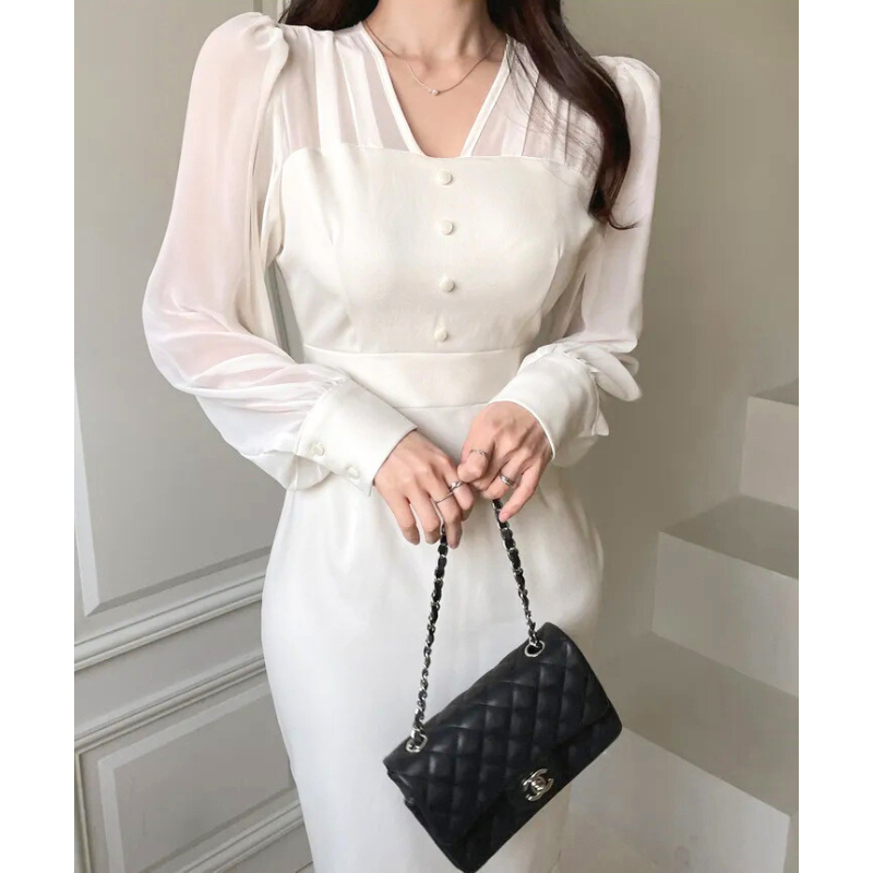 ホワイトのシアースリーブVネック美シルエットワンピースのフロントデザイン