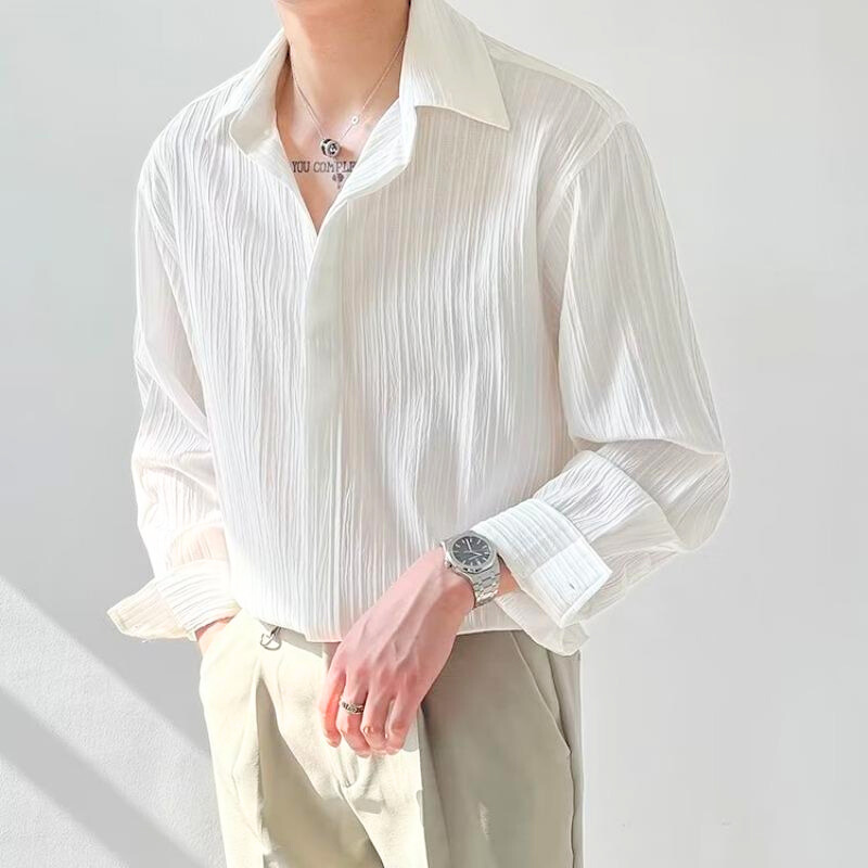 ホワイトシャツをラフに合わせた春夏らしい軽やかスタイル
