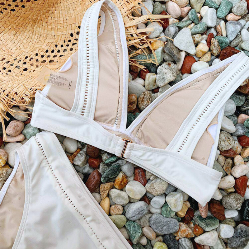 ホワイトVネックビキニ上下セット 平置きディテール（背面）