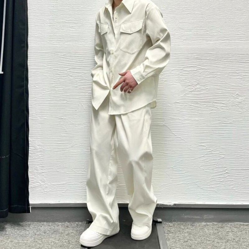 アイボリーのセットアップを全身正面から着た立ち姿