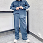 ネイビーセットアップのフロントボタンを留める仕草