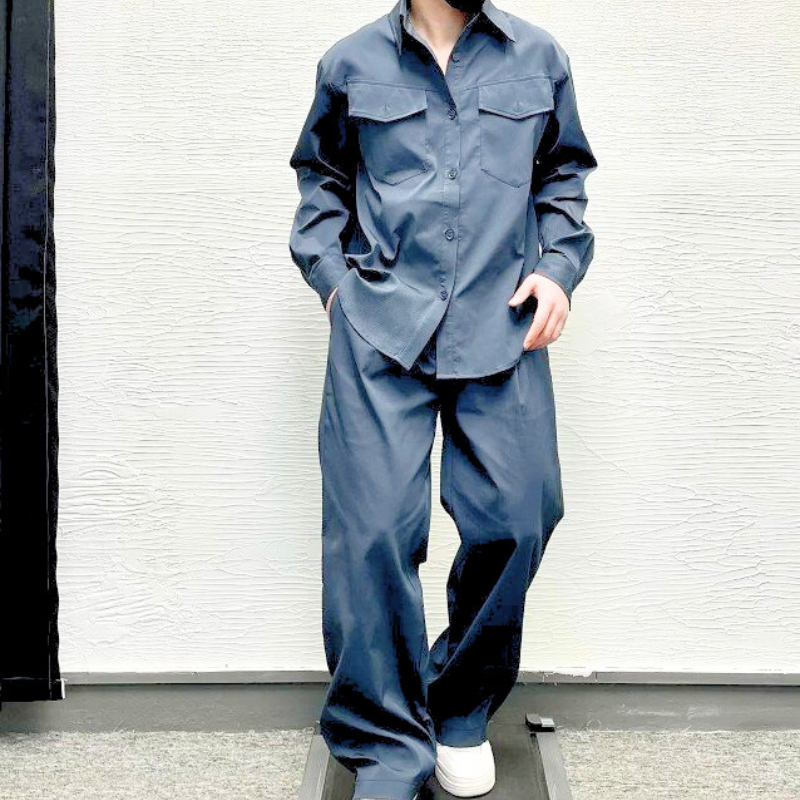 ネイビーセットアップをリラックス感ある姿勢で着こなす男性