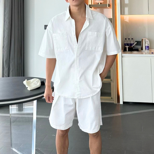 白のワイドシルエット半袖セットアップを着た全身コーデ（室内）