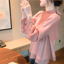 ピンクのバックリボンシフォンブラウスを着た女性 春秋デート服にぴったりの上品コーデ