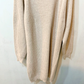 ベージュのゆるタートルふんわり袖ロングニットワンピースの生地アップ