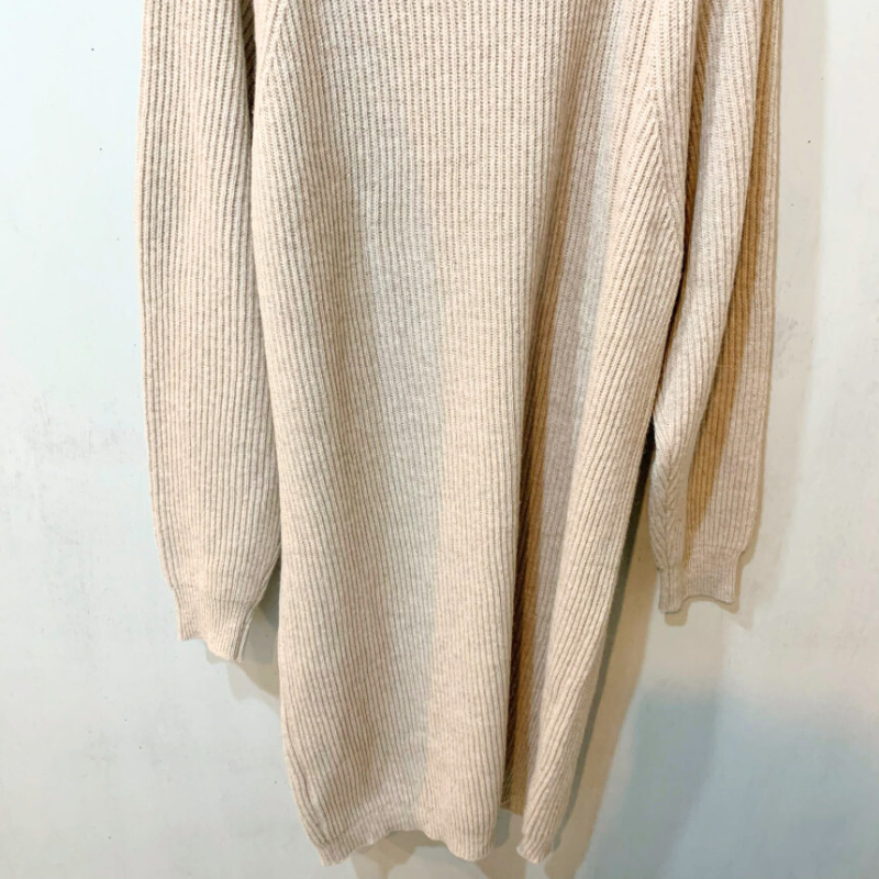 ベージュのゆるタートルふんわり袖ロングニットワンピースの生地アップ