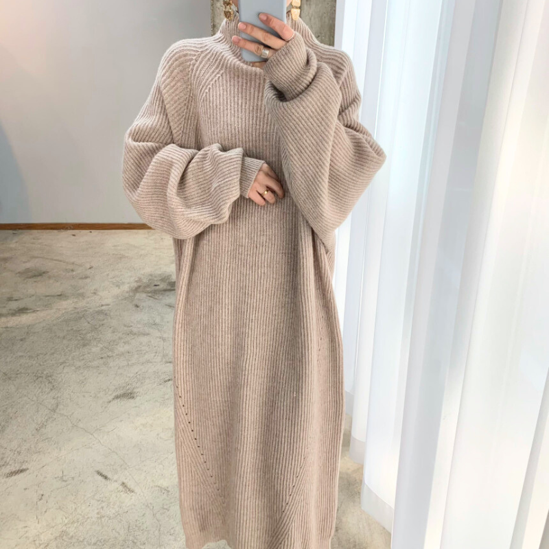 ゆるタートルが今っぽいベージュのロングワンピース正面シルエット