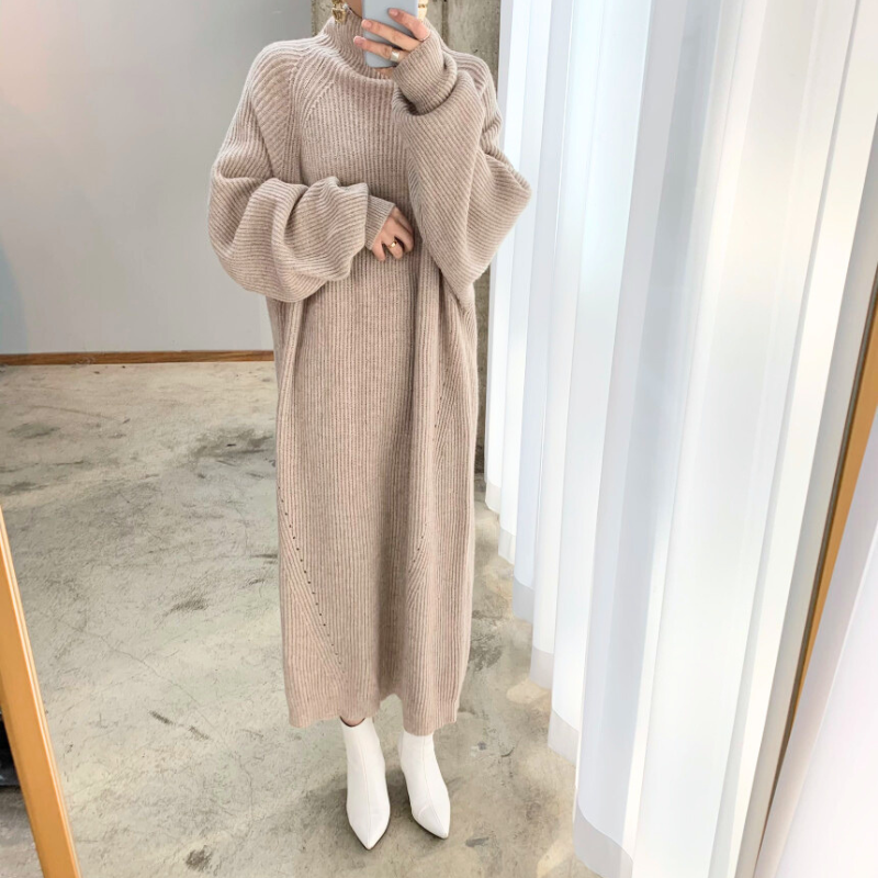 白ブーツと合わせたベージュロングニットワンピースの冬コーデ