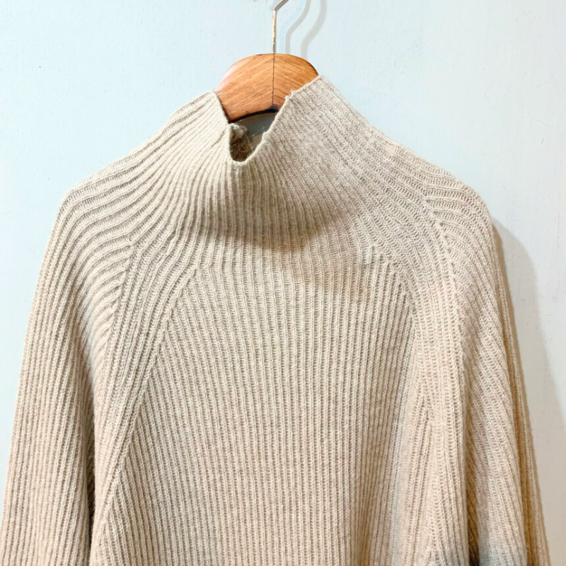 柔らか素材のベージュロングニットワンピースの質感アップ