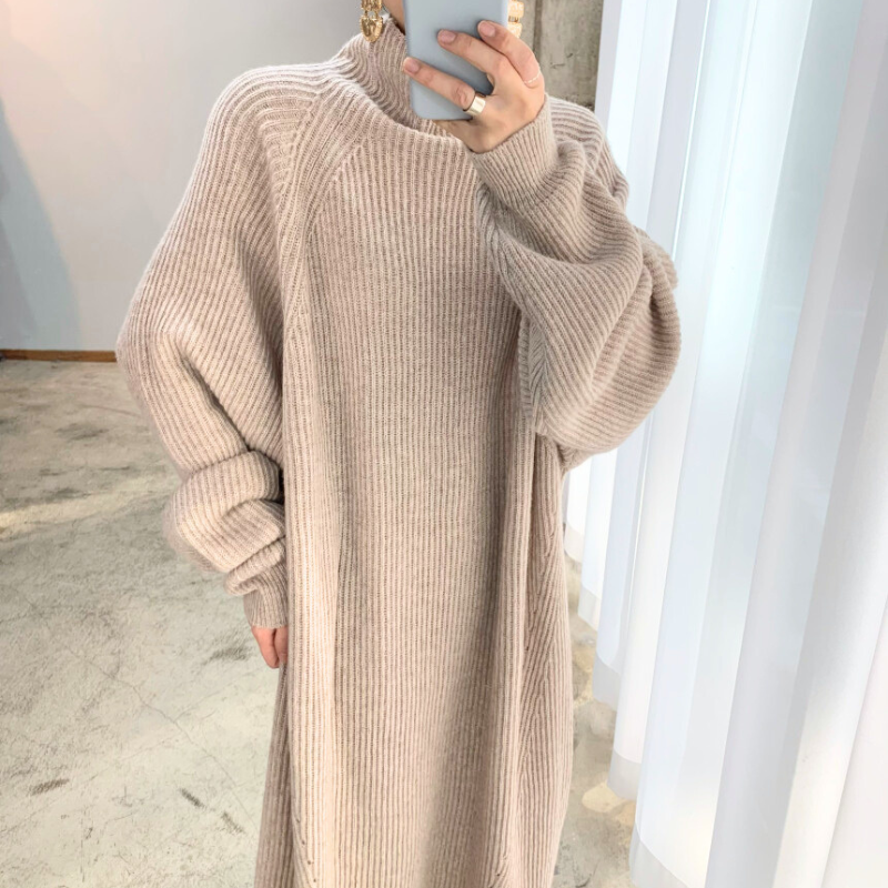 大人女子の冬デート服にぴったりなベージュロングニットワンピース